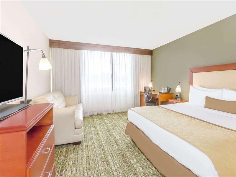 Clarion Hotel & Suites Mount Laurel Bagian luar foto