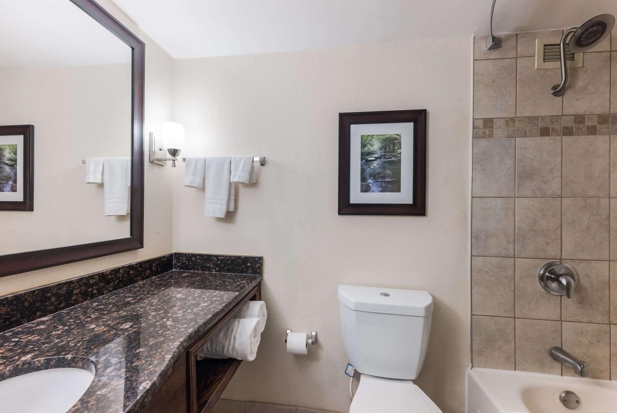 Clarion Hotel & Suites Mount Laurel Bagian luar foto