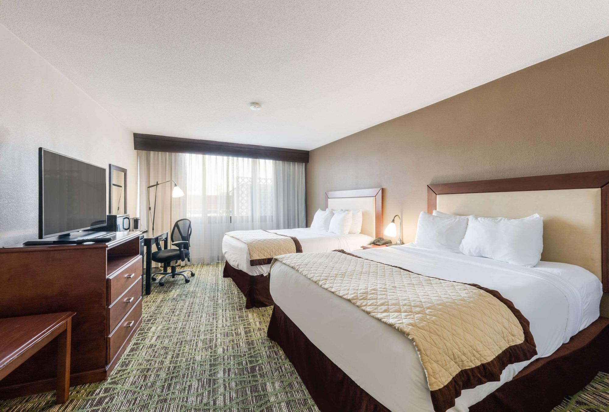 Clarion Hotel & Suites Mount Laurel Bagian luar foto