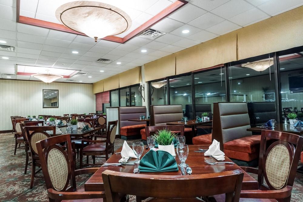 Clarion Hotel & Suites Mount Laurel Bagian luar foto