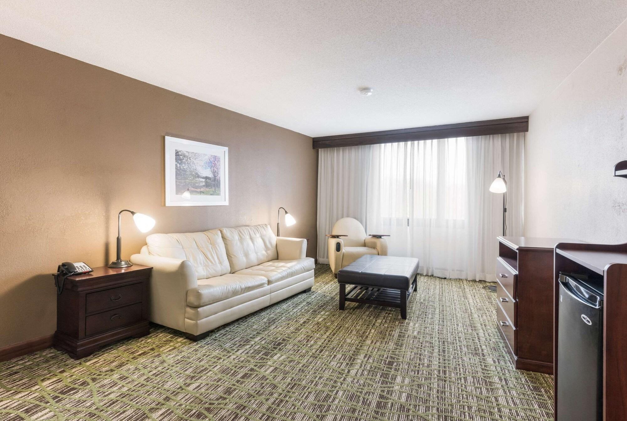 Clarion Hotel & Suites Mount Laurel Bagian luar foto