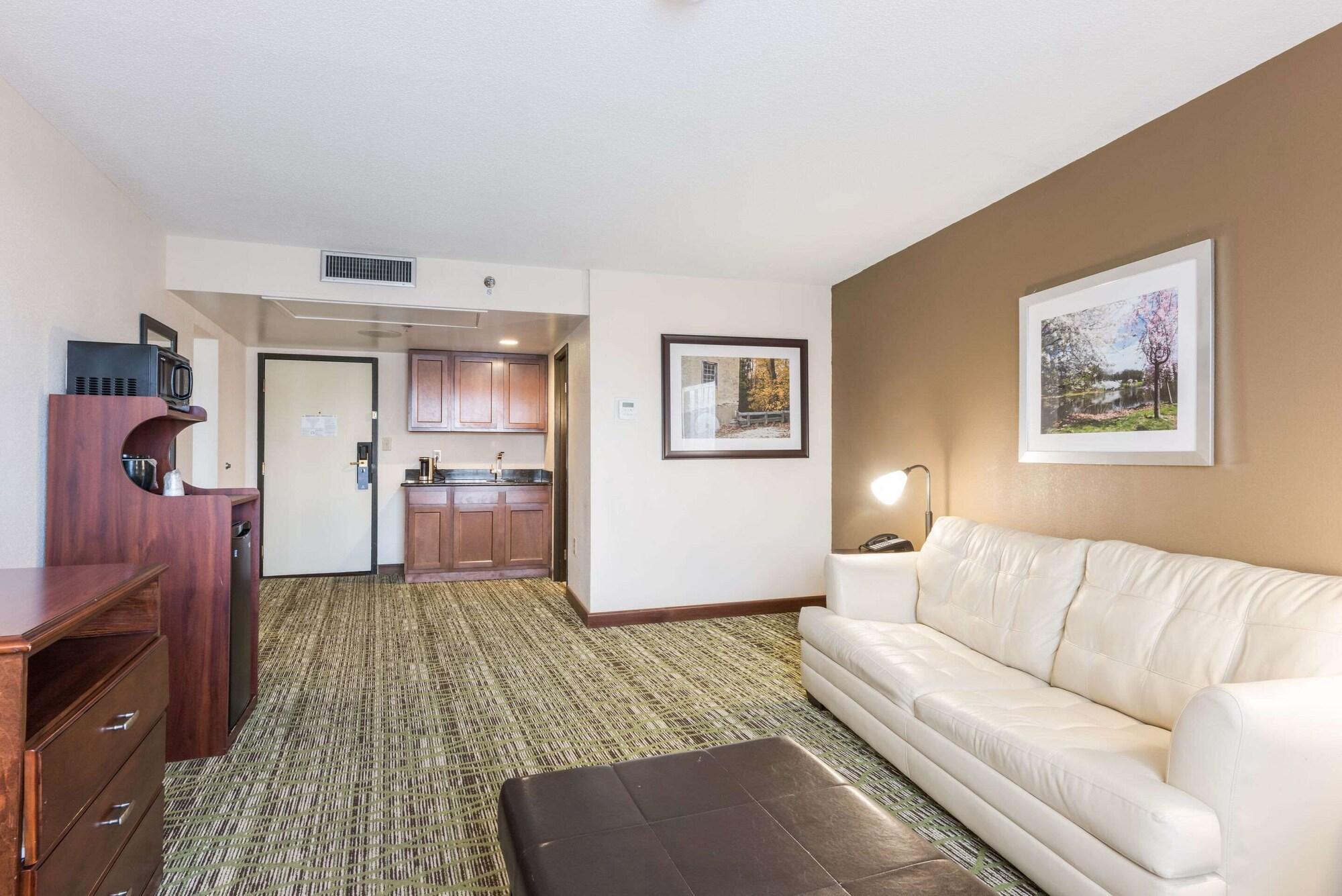 Clarion Hotel & Suites Mount Laurel Bagian luar foto