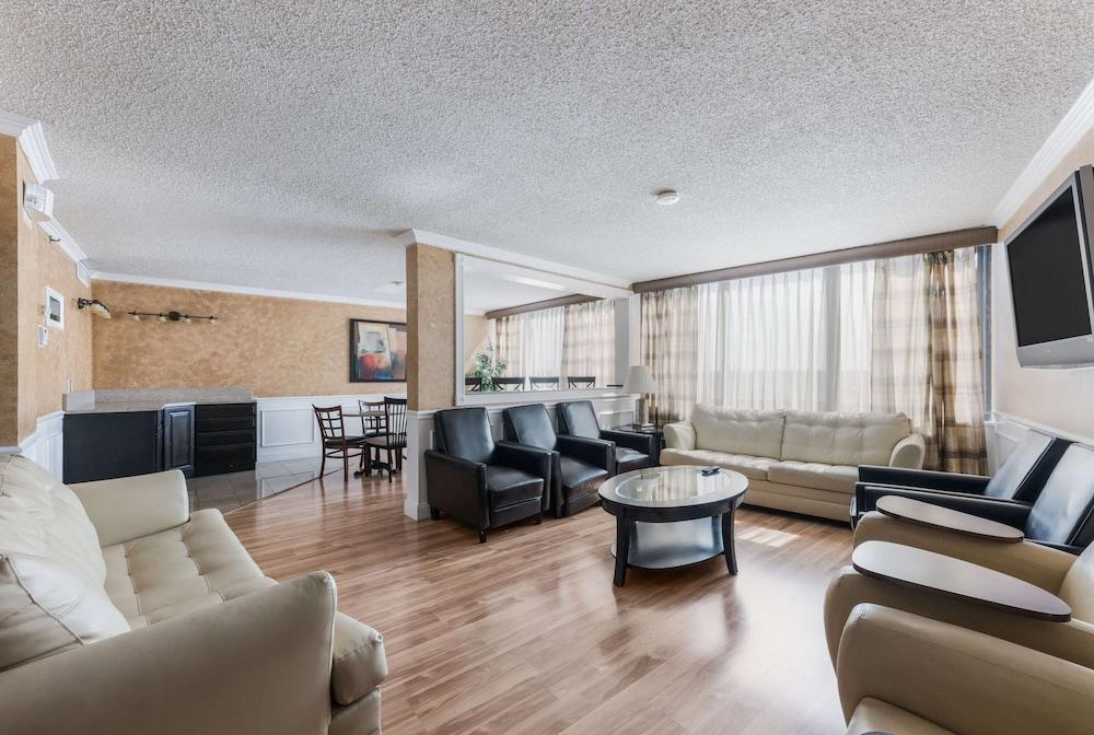 Clarion Hotel & Suites Mount Laurel Bagian luar foto