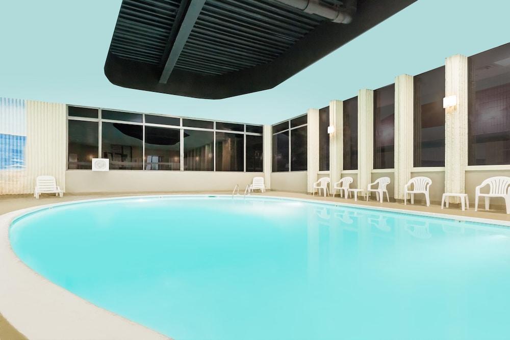 Clarion Hotel & Suites Mount Laurel Bagian luar foto