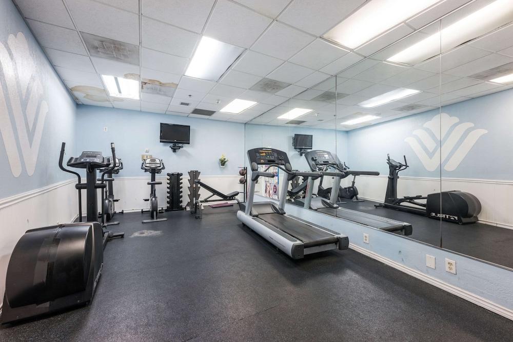 Clarion Hotel & Suites Mount Laurel Bagian luar foto