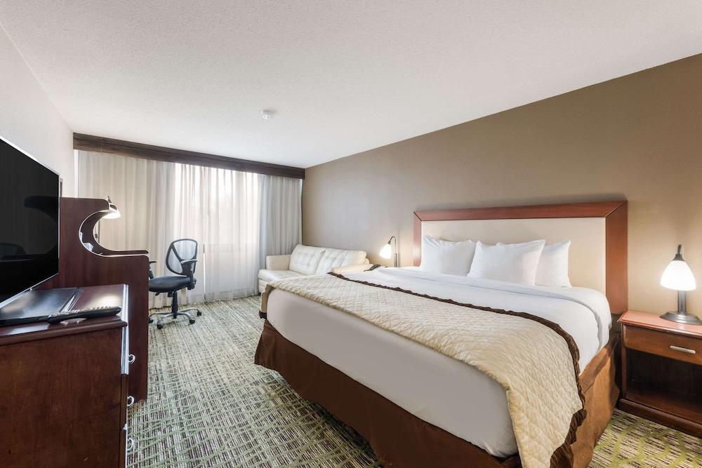 Clarion Hotel & Suites Mount Laurel Bagian luar foto