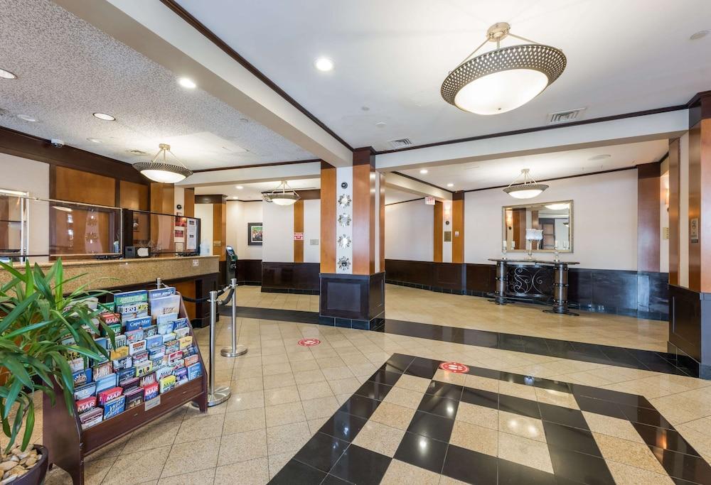 Clarion Hotel & Suites Mount Laurel Bagian luar foto