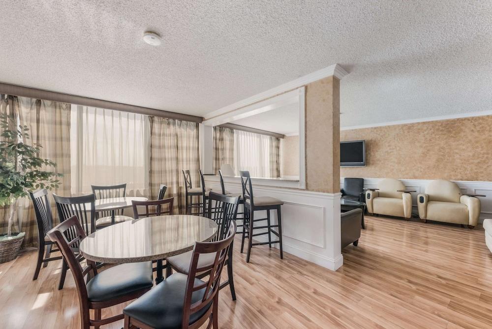 Clarion Hotel & Suites Mount Laurel Bagian luar foto