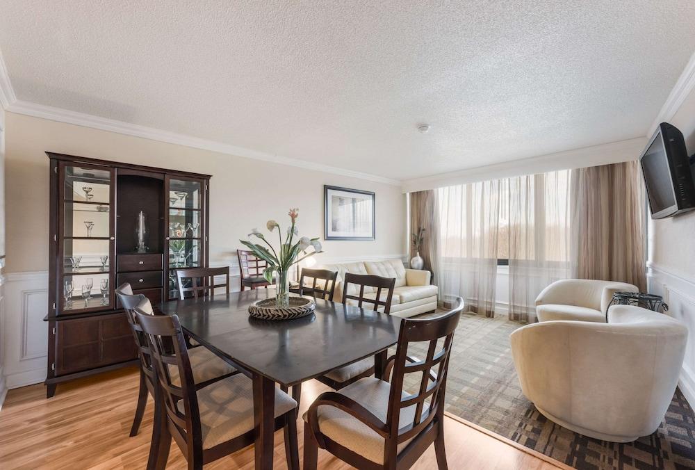 Clarion Hotel & Suites Mount Laurel Bagian luar foto