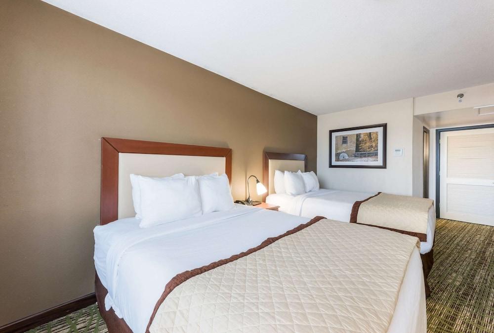 Clarion Hotel & Suites Mount Laurel Bagian luar foto