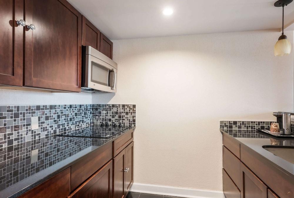 Clarion Hotel & Suites Mount Laurel Bagian luar foto