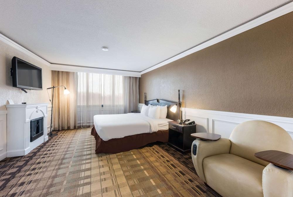 Clarion Hotel & Suites Mount Laurel Bagian luar foto