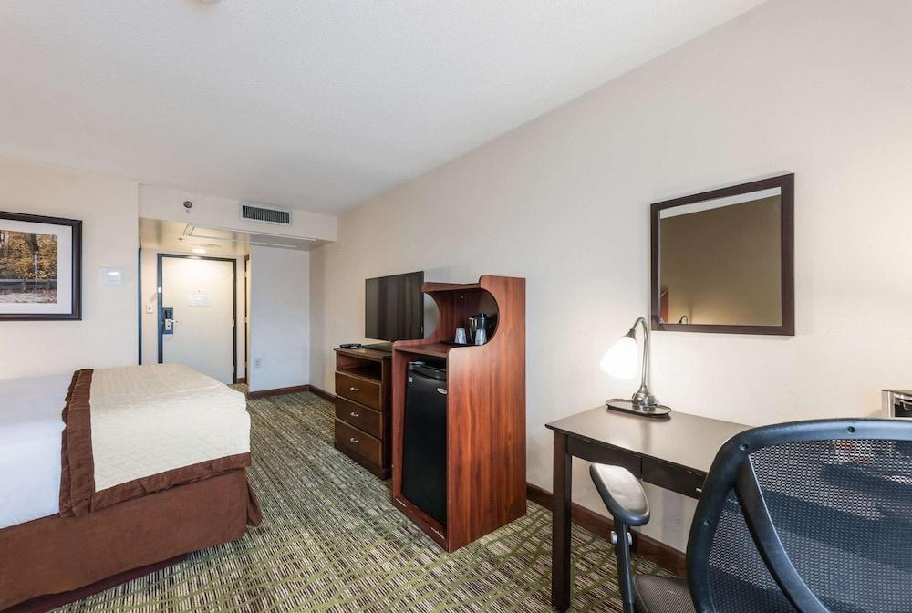 Clarion Hotel & Suites Mount Laurel Bagian luar foto