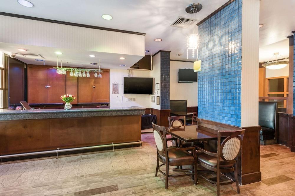 Clarion Hotel & Suites Mount Laurel Bagian luar foto