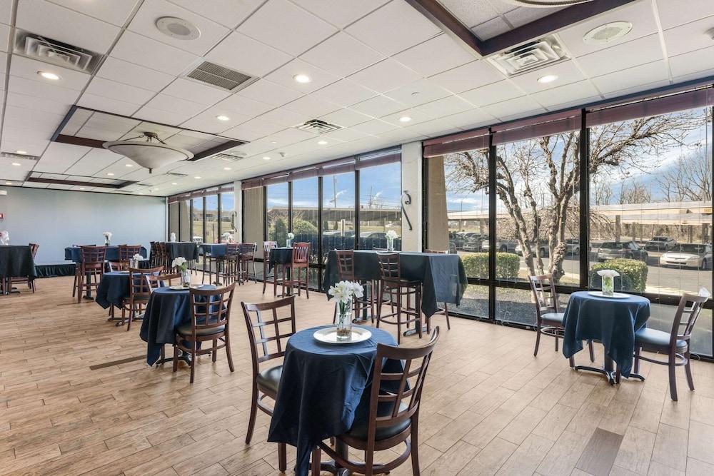 Clarion Hotel & Suites Mount Laurel Bagian luar foto